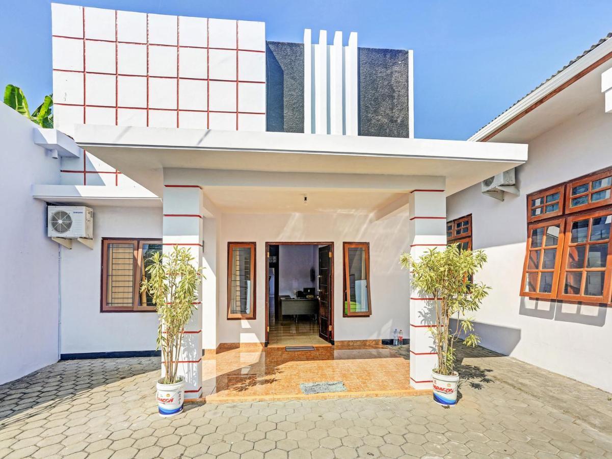 Oyo 90344 Wijayanti Hotel Banyuwangi  Exterior photo