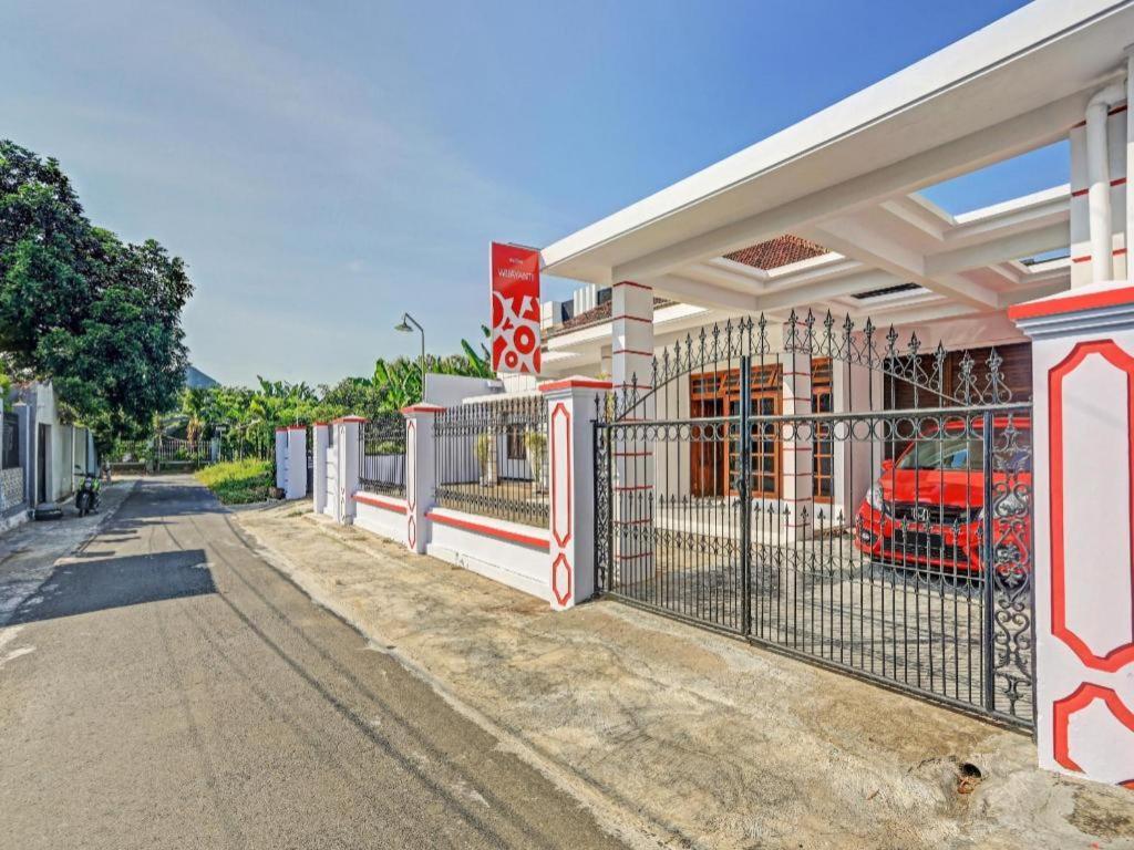 Oyo 90344 Wijayanti Hotel Banyuwangi  Exterior photo